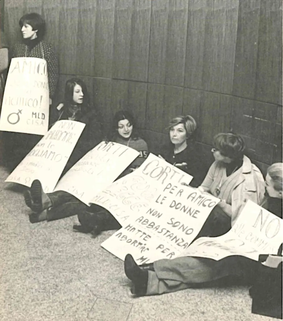 Manifestazione pro aborto, Seveso, autunno 1976 (archivio Rcs, foto da “Seveso 1976. Oltre la diossina”, Itaca)