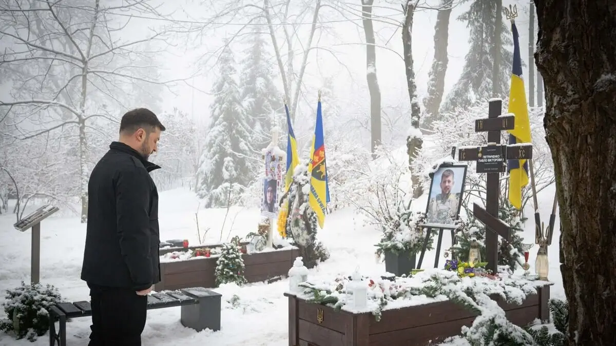 Volodymyr Zelensky commemora i caduti nella battaglia di Kruty