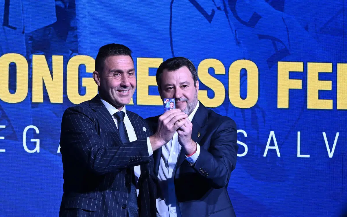 Il generale Roberto Vannacci con Matteo Salvini, Firenze 5 aprile 2025 (Foto Ansa)