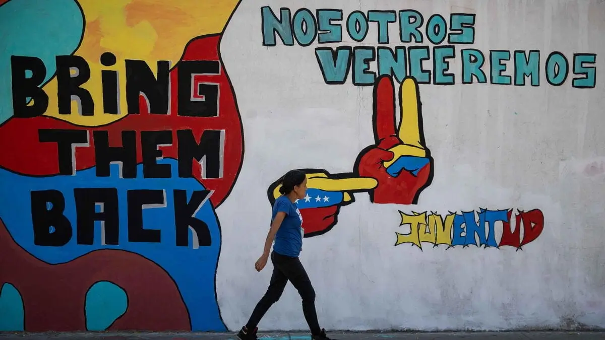 Un murale a Caracas inneggia al ritorno in Venezuela di Maduro e della moglie