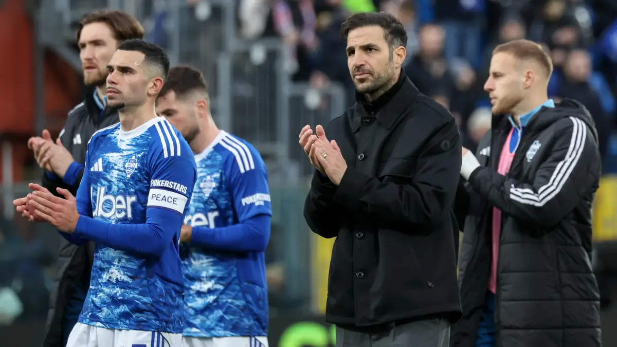 L'allenatore del Como Cesc Fabregas saluta i tifosi con i suoi giocatori al termine della sfida contro la Fiorentina