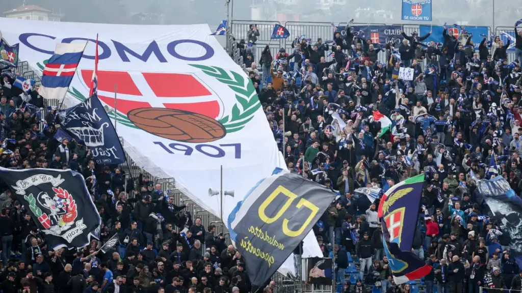 La curva dei tifosi del Como allo stadio Sinigaglia