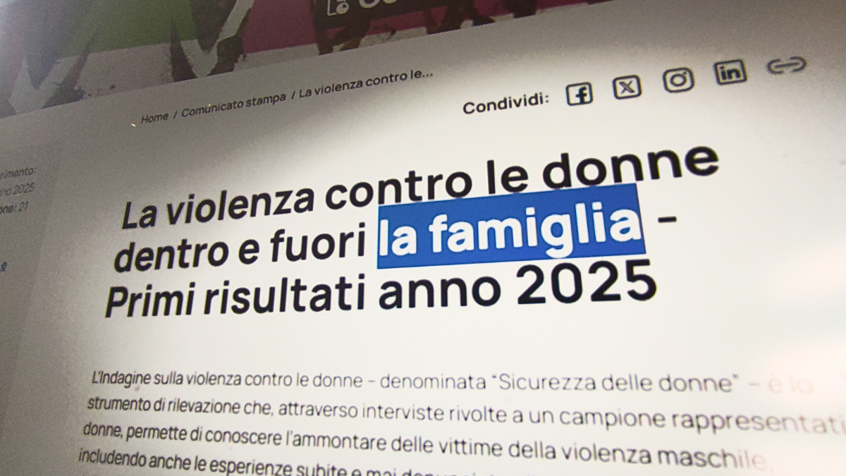Schermata di un sito web con il titolo del report Istat “La violenza contro le donne dentro e fuori la famiglia - Primi risultati anno 2025”; la parola 'la famiglia' è evidenziata da un cursore blu