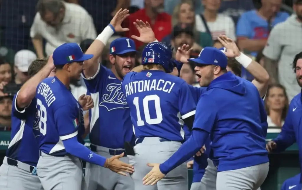 I giocatori dell'Italia del baseball esultano durante la sfida contro gli Stati Uniti al World Baseball Classic