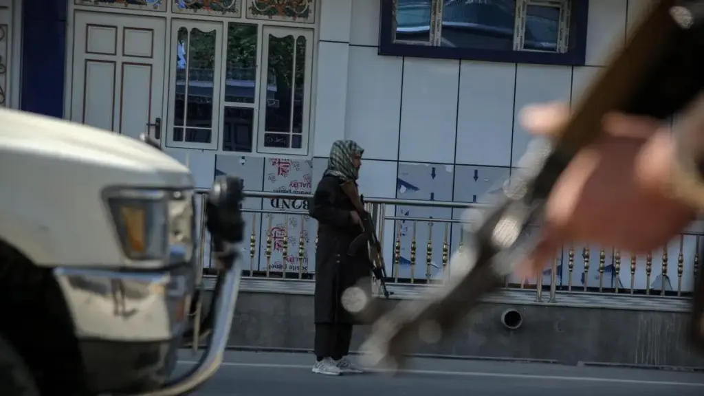 I talebani aumentano la sicurezza a un check point a Jalalabad, nella provincia di Nangarhar