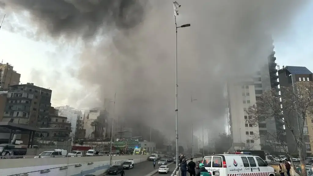 Il palazzo di Beirut colpito da un missile israeliano (Foto Giancarlo Giojelli)