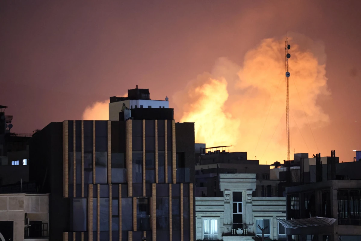 Bombardamenti israelo-americani su Teheran, 1 marzo 2026 (foto Ansa)