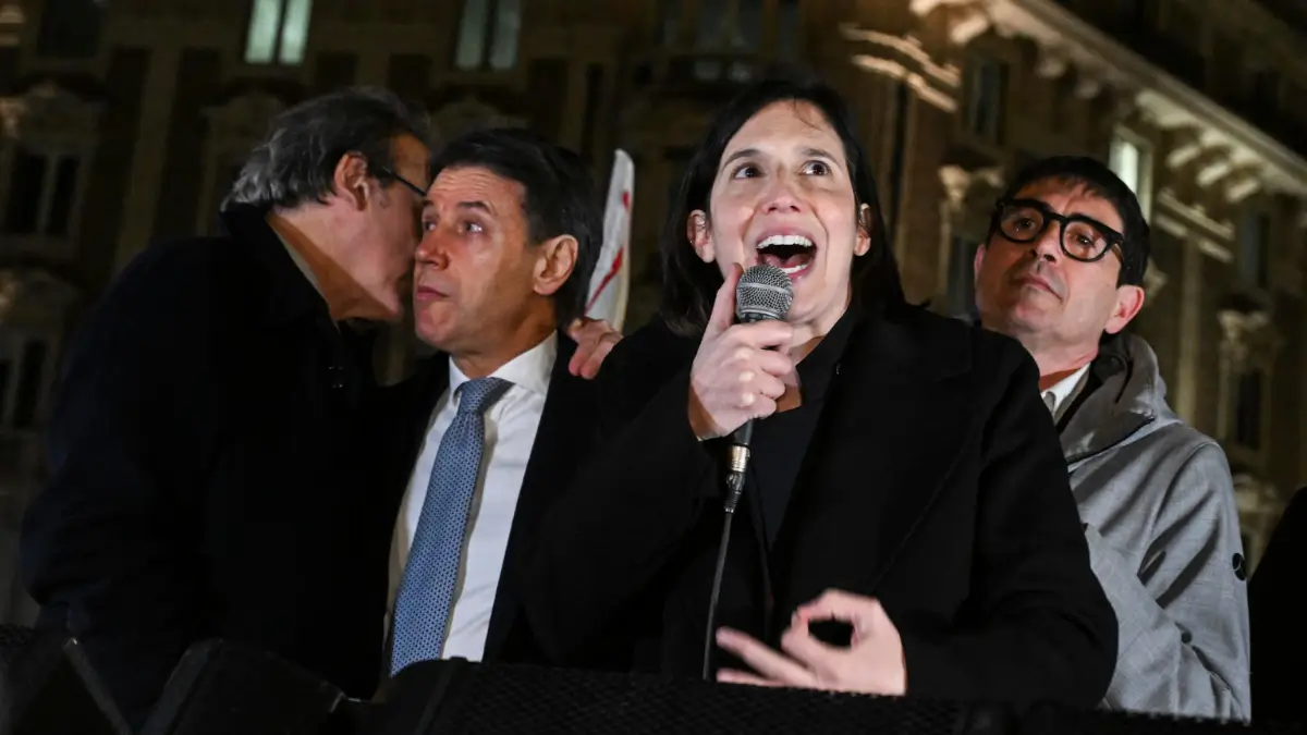 Angelo Bonelli, Giuseppe Conte, Elly Schlein e Nicola Fratoianni durante i festeggiamenti a piazza Barberini per la vittoria del NO al referendum costituzionale sulla giustizia, Roma, 23 marzo 2026