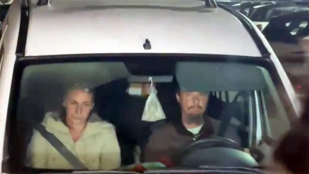 Catherine Birmingham e Nathan Trevallion, i genitori della “famiglia del bosco”, lasciano in auto la casa famiglia dove la mamma si trovava dal 20 novembre scorso con i suoi bambini, Vasto, 6 marzo 2026 (foto Ansa)