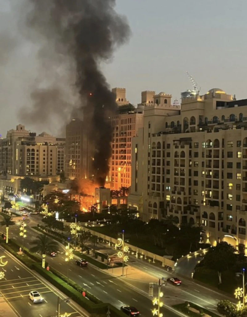 Fiamme nella zona di Palm Jumeirah, a Dubai, dopo che un missile lanciato per rappresaglia dall’Iran ha colpito un hotel di lusso, 28 febbraio 2026 (foto Ansa)