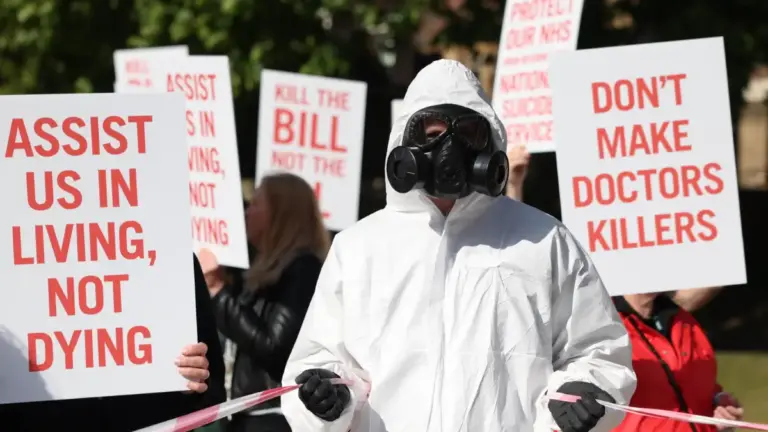 Persone con cartelli manifestano davanti al Parlamento del Regno Unito a Londra, il 16 maggio 2025, durante una campagna del gruppo di pressione Christian Concern contro una modifica alla legge sul suicidio assistito