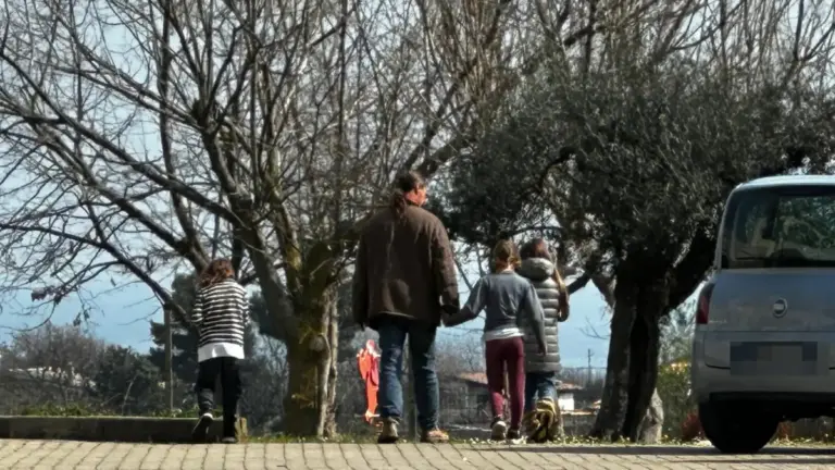 La famiglia nel bosco e il dogma del “benessere”