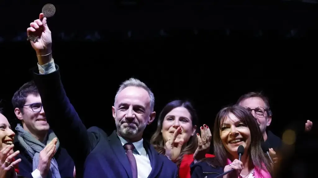 Emmanuel Gregoire, candidato socialista, conquista Parigi alle amministrative in Francia