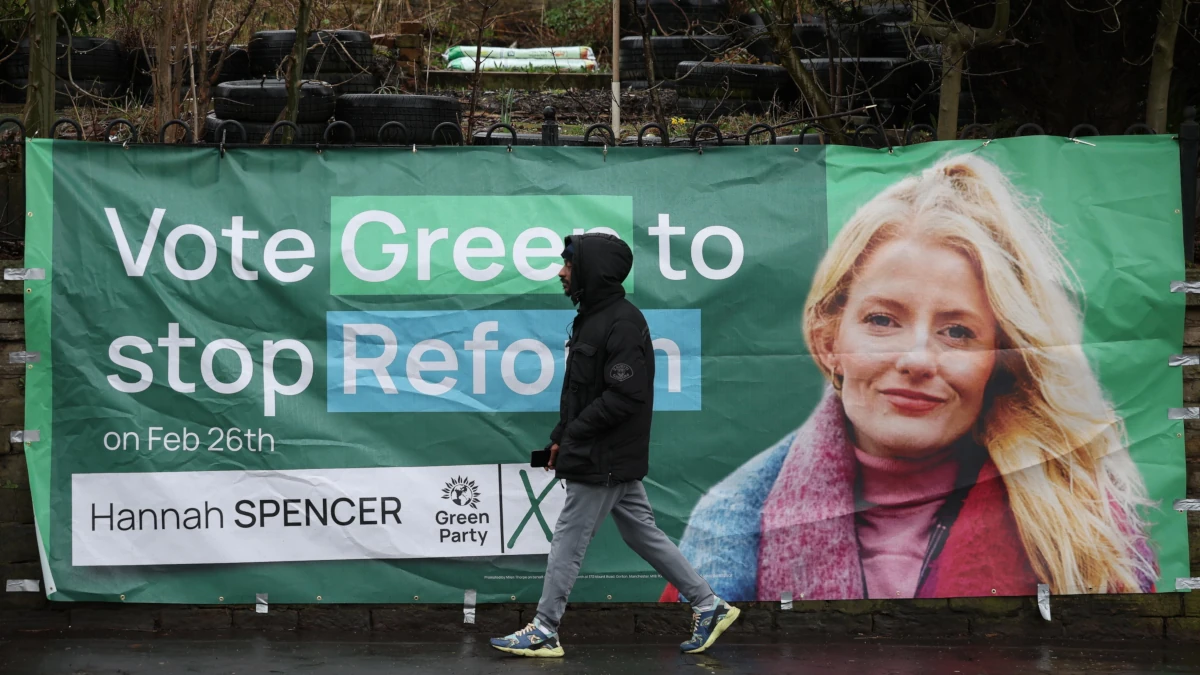 Un manifesto di Hannah Spencer, candidata dei Verdi nel collegio di Gorton and Denton, vincitrice delle elezioni suppletive del 26 febbraio scorso contro il Labour del premier Keir Starmer (foto Ansa)