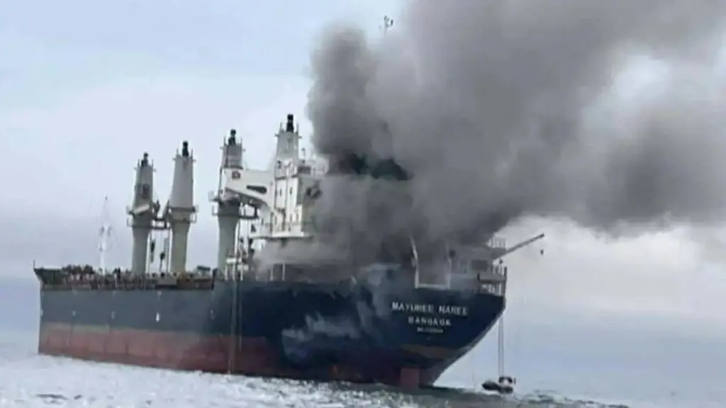 La nave mercantile battente bandiera thailandese Mayuree Naree in fiamme dopo essere stata colpita da missili iraniani nello Stretto di Hormuz, in Iran, l'11 marzo 2026 (Foto Ansa)