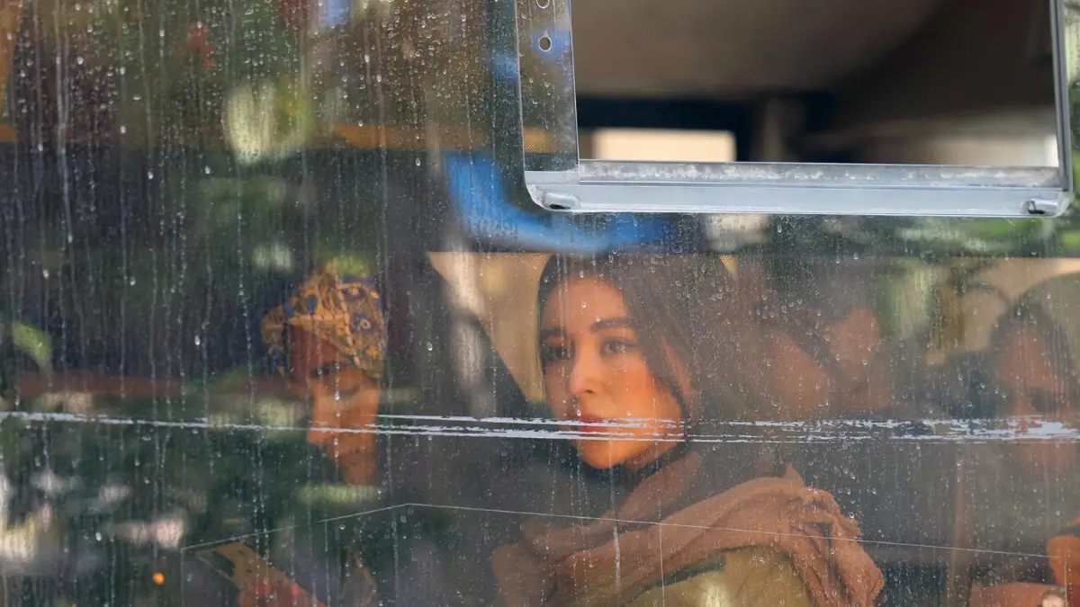 Donne sedute su un autobus a Teheran, Iran (foto Ansa)
