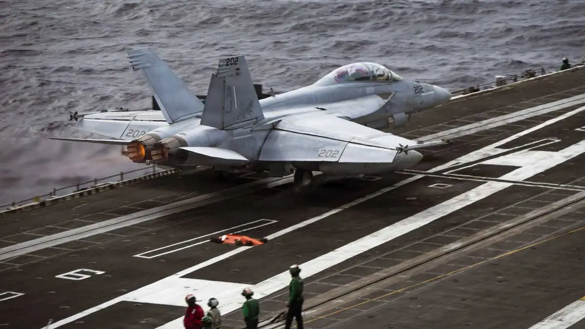 Un jet dell'aviazione americana si alza dalla portaerei USS Gerald R. Ford per bombardare l'Iran