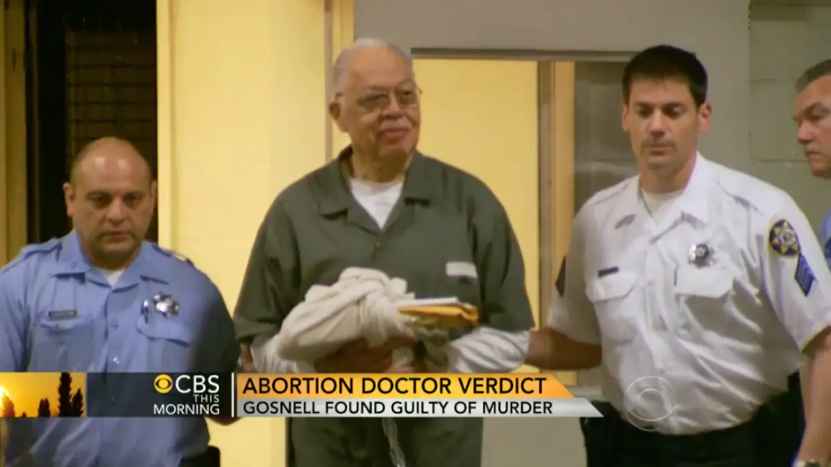 Un frame di un servizio della Cbs mostra il dottor Kermit Gosnell, 72 anni, medico abortista di Philadelphia, in manette tra le forze dell’ordine dopo la condanna per il triplice omicidio di tre neonati