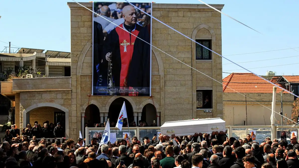 I cristiani del villaggio di Qlaya, nel sud del Libano, celebrano i funerali di padre Pierre al-Rahi, ucciso dal fuoco dell'artiglieria israeliana il 9 marzo