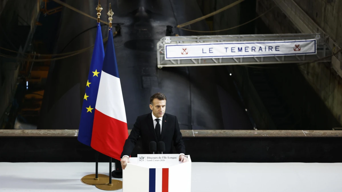 Il discorso del presidente francese Emmanuel Macron davanti al sottomarino nucleare “Le temeraire” alla base navale di Île Longue, Bretagna, 2 marzo 2026 (foto Ansa)