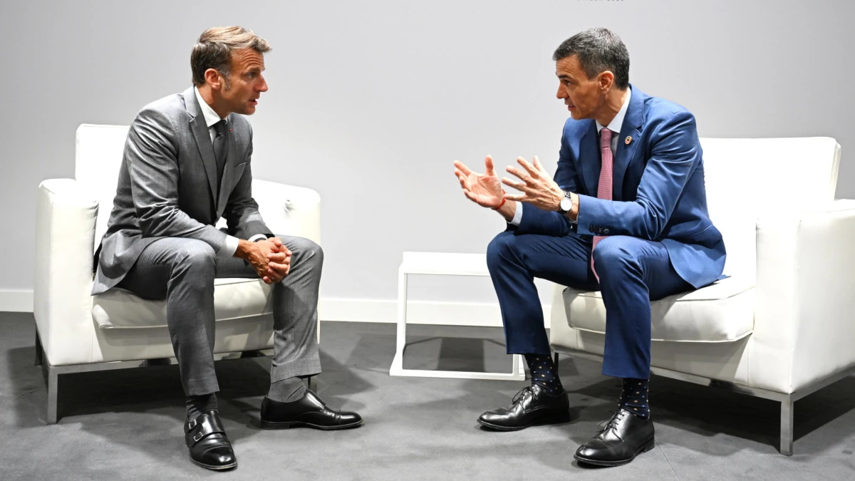 Il presidente francese Emmanuel Macron con il primo ministro spagnolo Pedro Sánchez (foto Ansa)