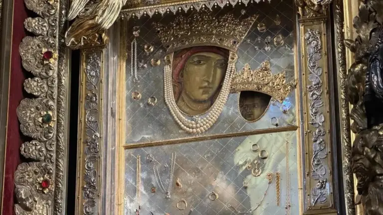 La Madonna aspetti fuori dal cancello della scuola