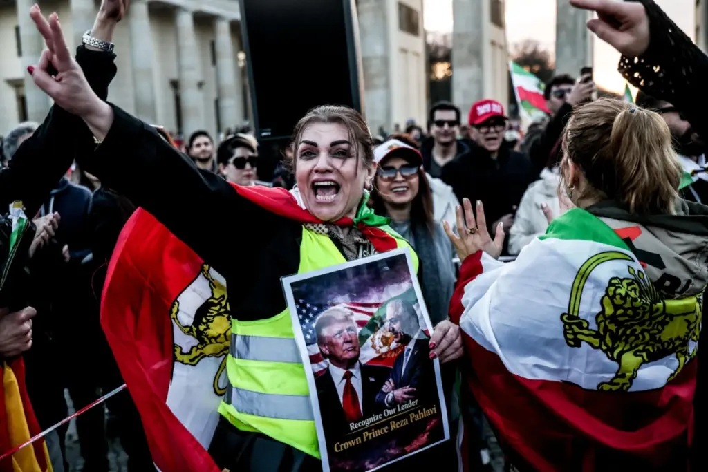 Esuli iraniani in festa per l’uccisione dell’ayatollah Khamenei in una manifestazione a Berlino guidata da Reza Pahlavi, figlio dello scià deposto dalla rivoluzione khomeinista, 1 marzo 2026 (foto Ansa)