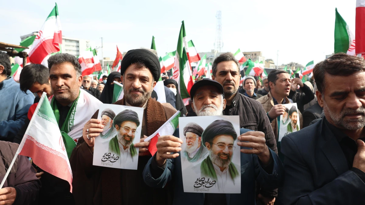 Dimostrazione di sostegno all’ayatollah Mojtaba Khamenei, appena eletto guida suprema della Repubblica islamica dell’Iran, Teheran, 9 marzo 2026 (foto Ansa)