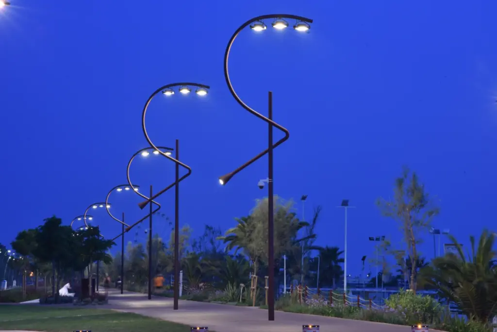 I pali a “R” progettati e realizzati da Neri per la città di Rimini