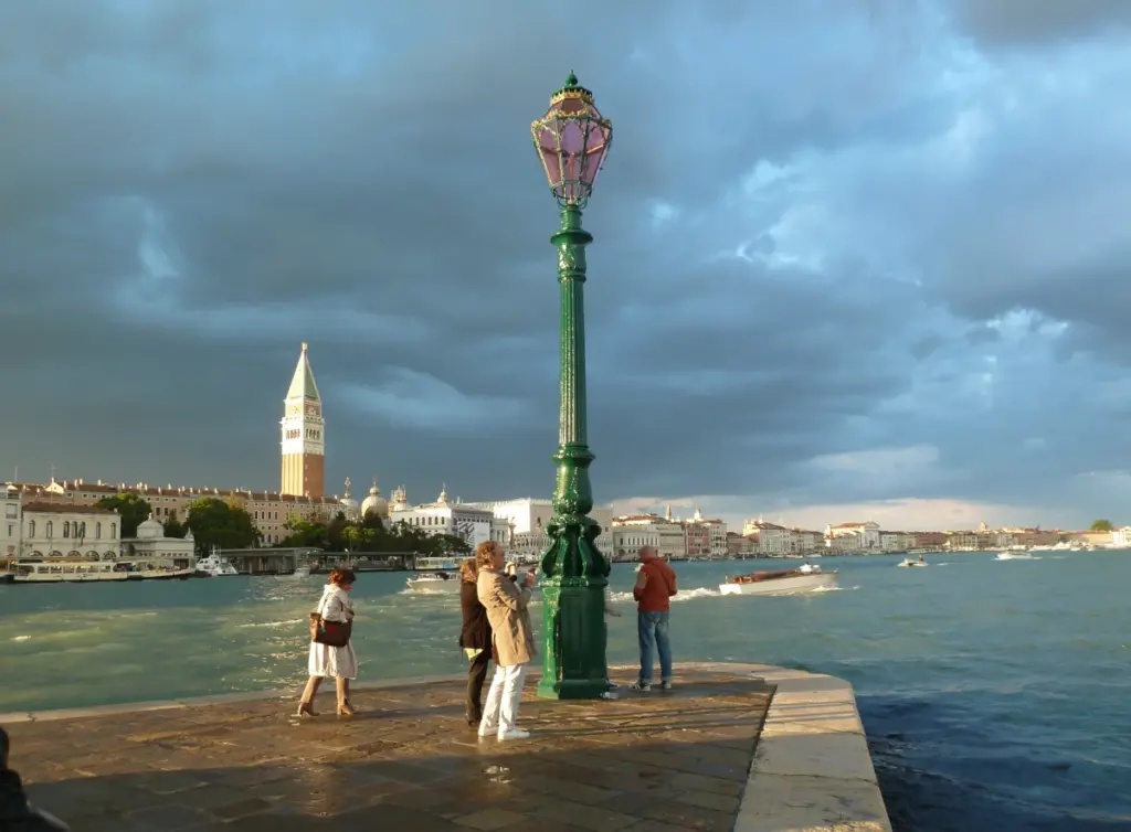 L’iconico lampione-faro di Punta della Dogana, Venezia, restaurato da Neri