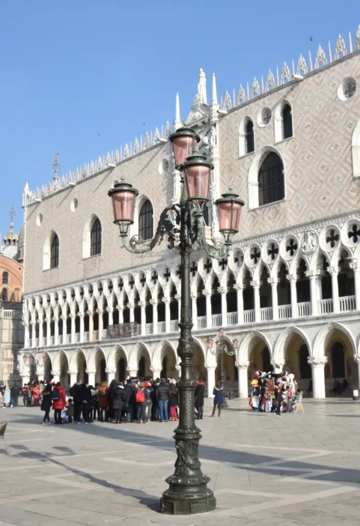 Un esemplare di lampione storico riprodotto da Neri per piazza San Marco a Venezia