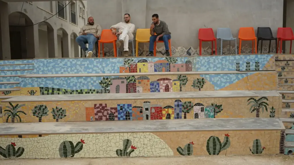 I primi arrivati al Mosaic Centre di Gerico, in Cisgiordania, per la proiezione del documentario "Osama. In viaggio verso casa", realizzato da Pro Terra Sancta