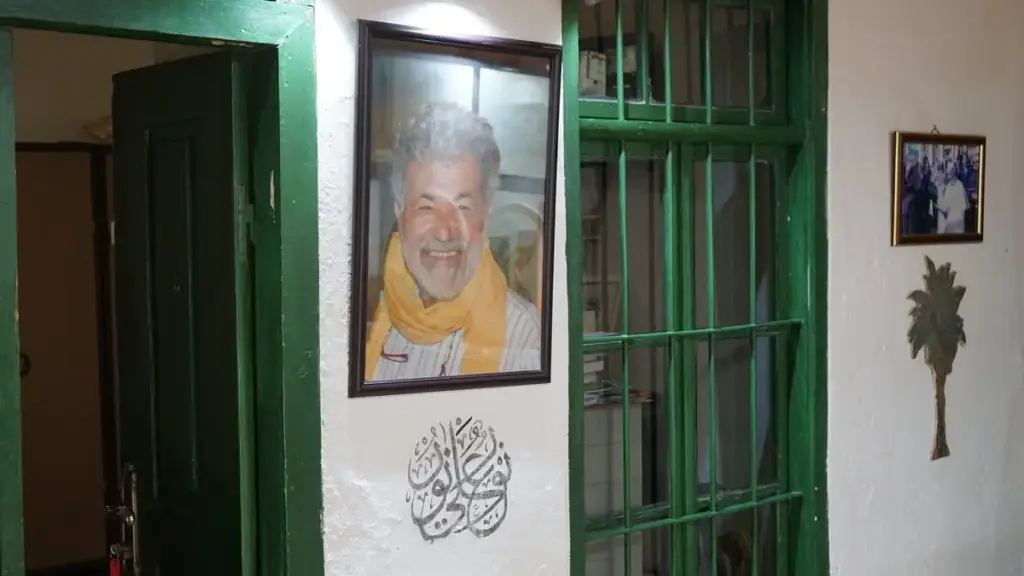 Una foto dell'architetto Osama Hamdan all'ingresso del Mosaic Centre di Gerico