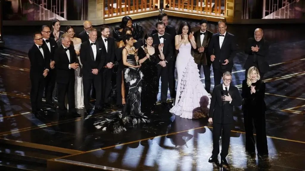 Il regista Paul Thomas Anderson accetta il premio per il miglior film per "Una battaglia dopo l'altra" insieme al cast e alla troupe sul palco durante la 98ª cerimonia degli Academy Awards al Dolby Theatre di Los Angeles, Stati Uniti, 15 marzo 2026 (Foto Ansa)