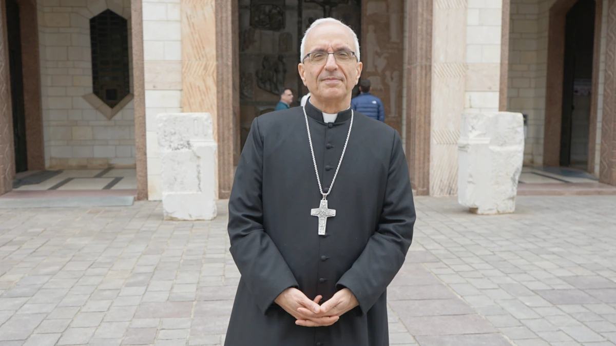 Monsignor Rafic Nahra, vescovo del Patriarcato di Gerusalemme, davanti alla basilica dell’Annunciazione a Nazareth, Israele (foto Tempi)