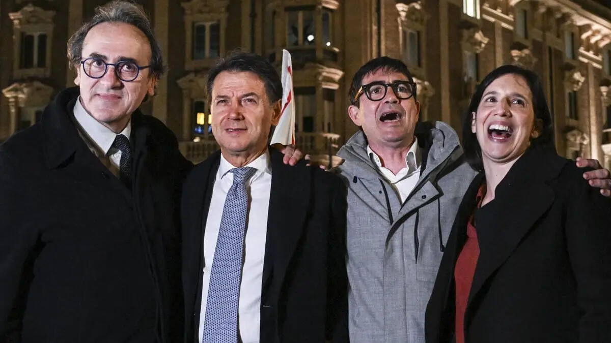 Angelo Bonelli, Giuseppe Conte, Nicola Fratoianni ed Elly Schlein festeggiano in piazza Barberini, Roma, la vittoria del &ldquo;no&rdquo; al referendum costituzionale sulla riforma della magistratura (foto Ansa)
