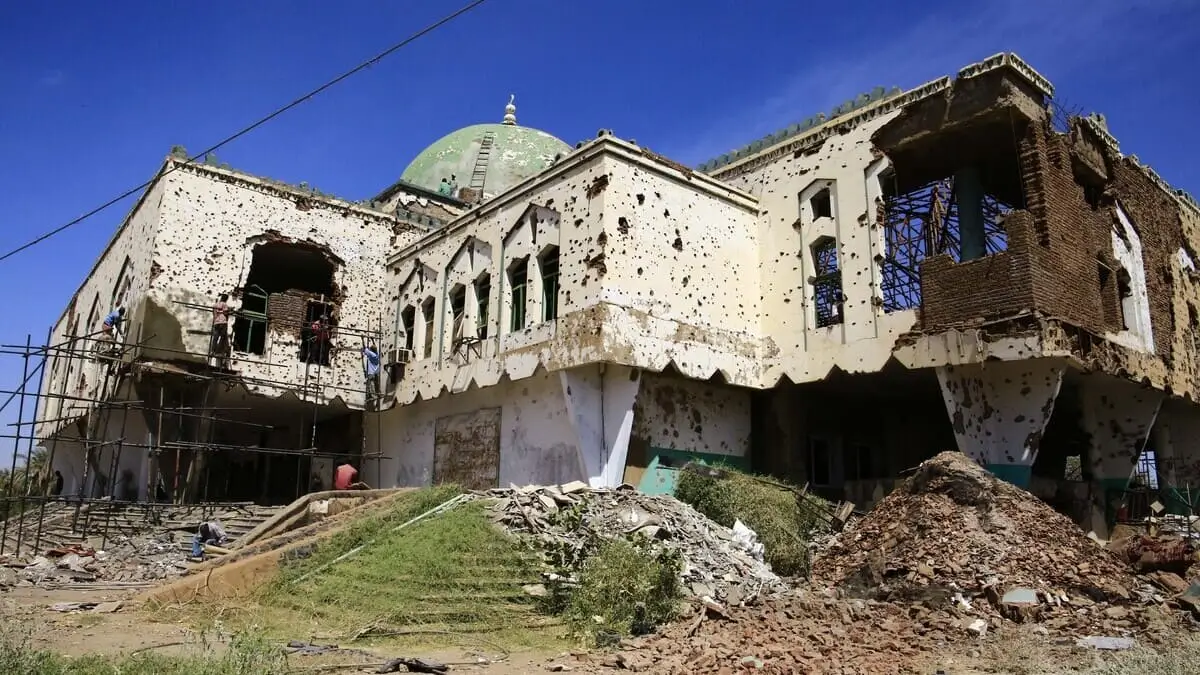 Una moschea distrutta dai bombardamenti a Khartoum