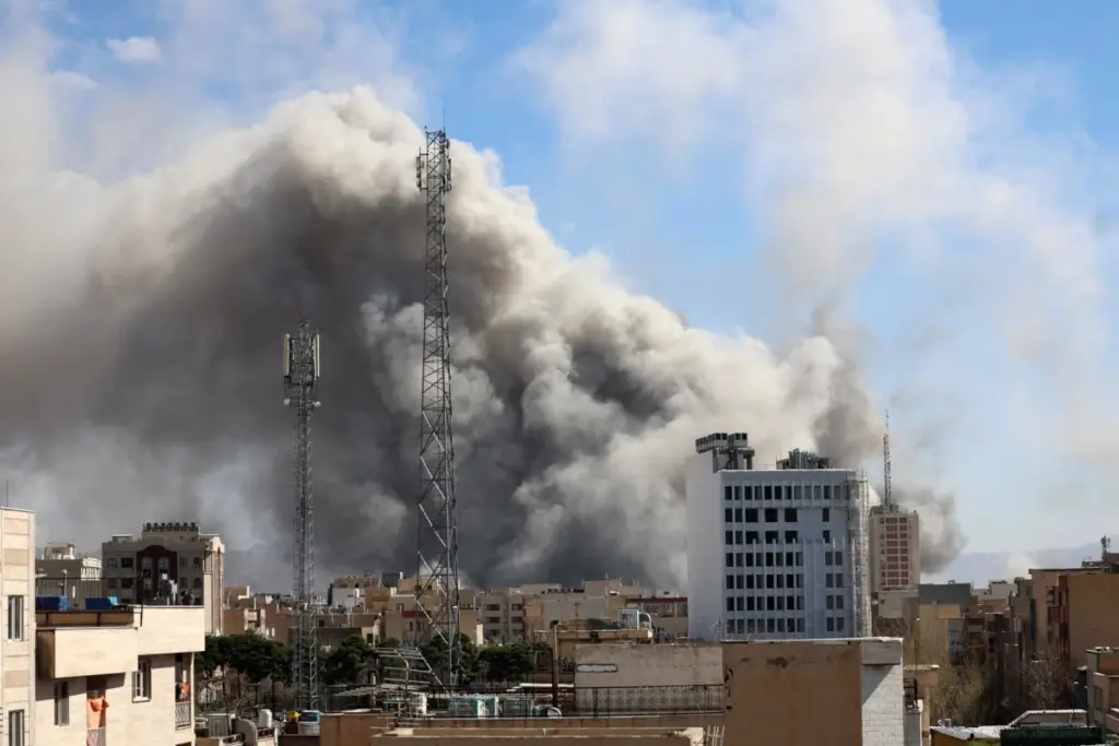 Un edificio nel centro di Teheran colpito nell’attacco congiunto contro l’Iran da parte di Idf ed esercito americano in corso da sabato scorso 28 febbraio (foto Ansa)