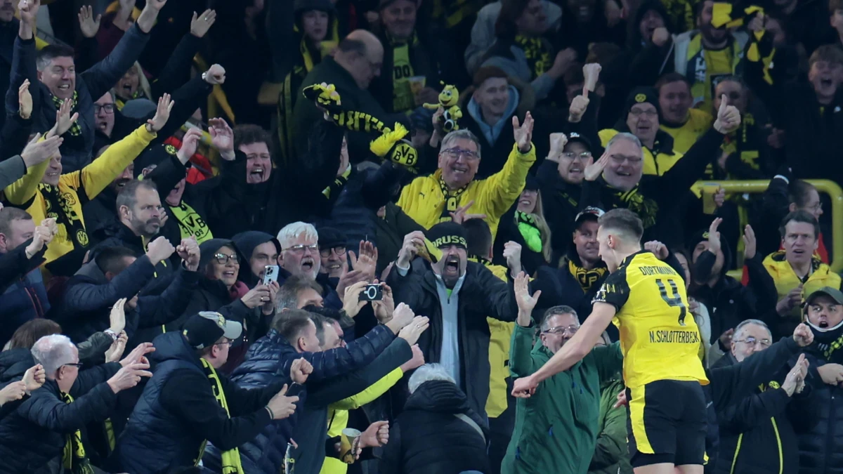 Nico Schlotterbeck festeggia il gol dell’1-0 del Borussia Dortmund nell’ultimo Klassiker contro il Bayern Monaco al Westfalenstadion, 28 febbraio 2026 (foto Ansa)