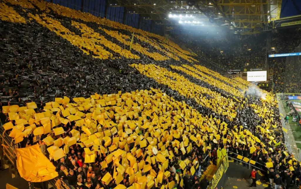 Il “muro giallo” del Westfalenstadion, Dortmund, prima del derby di Germania contro il Bayern, 28 febbraio 2026 (foto Ansa)