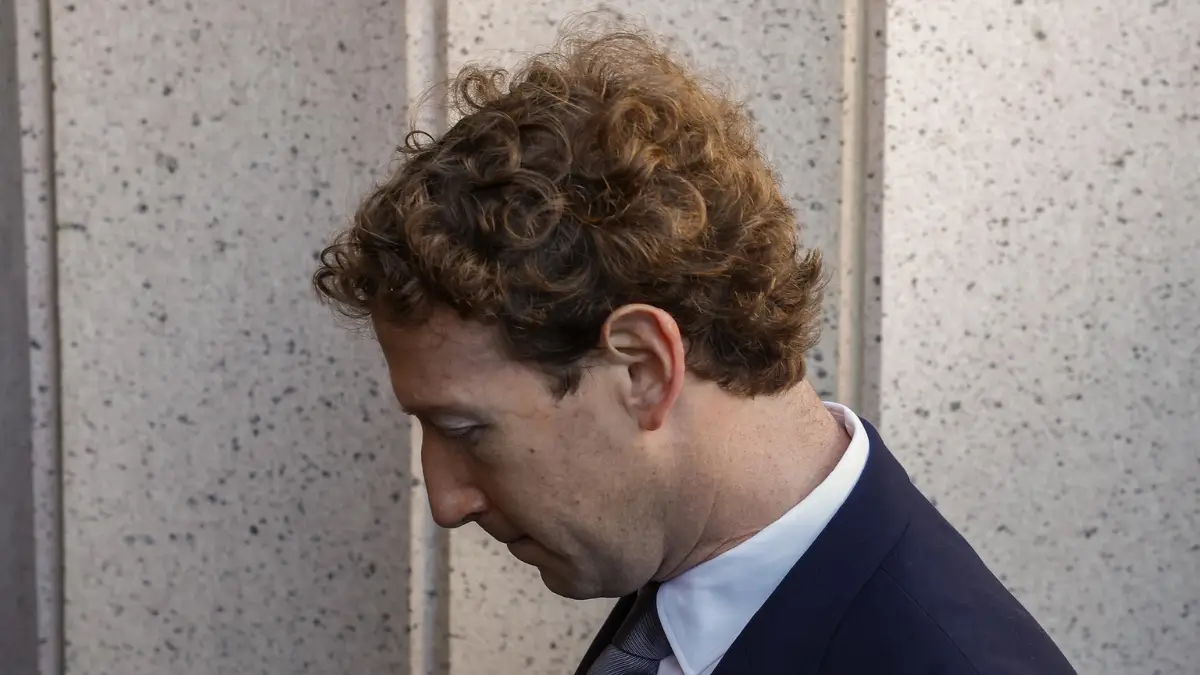 Mark Zuckerberg, ceo di Meta, entra al tribunale di Los Angeles per il processo ai danni della sua società e di YouTube
