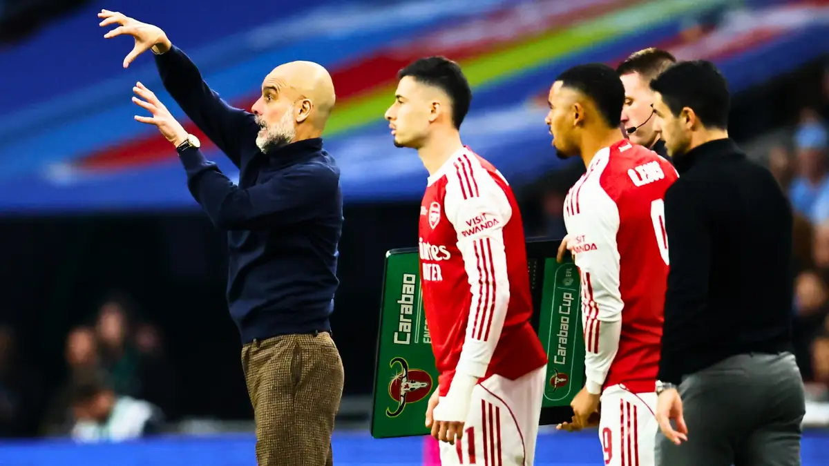 L'allenatore del Manchester City, Pep Guardiola (a sinistra), dà indicazioni ai suoi giocatori in campo durante la finale di Carabao Cup del 22 marzo 2026. Alle sue spalle l'allenatore dell'Arsenal, Mikel Arteta, si prepara a far entrare due giocatori