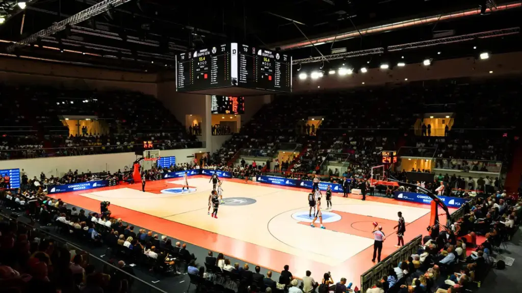 L'interno della Nova Arena di Tortona, dove gioca il Derthona basket