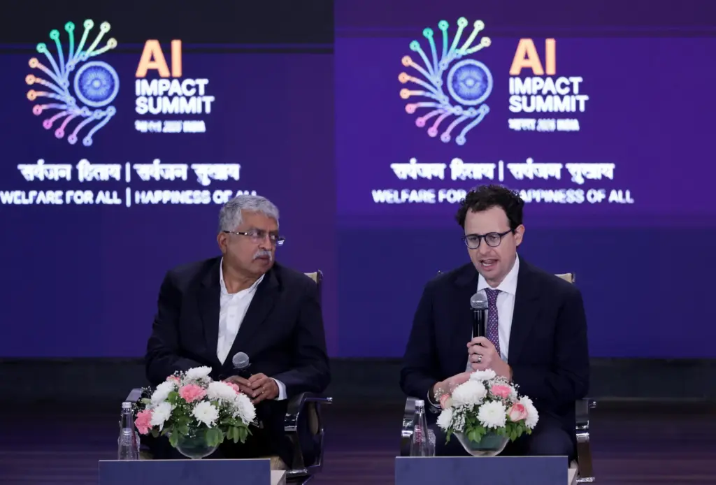 Il cofondatore di Infosys Nandan Nilekani (a sinistra) e il Ceo di Anthropic Dario Amodei parlano all’AI Impact Summit 2026 di New Delhi, in India, lo scorso 19 febbraio (foto Ansa)