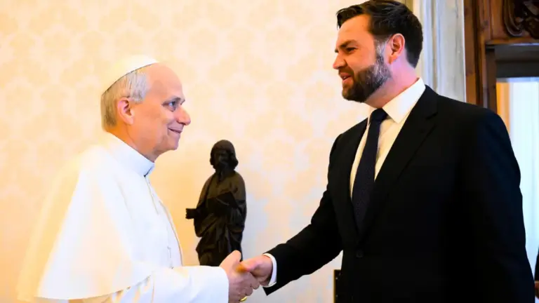 Papa Leone XIV stringe la mano al vicepresidente degli Stati Uniti, JD Vance, il 19 maggio 2025 in Vaticano