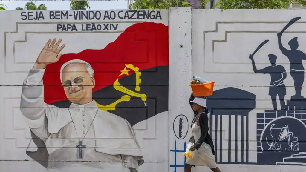 Un murale raffigurante papa Leone XIV su Catete Road a Luanda, Angola, 17 aprile 2026. Il Papa arriverà oggi nel paese africano