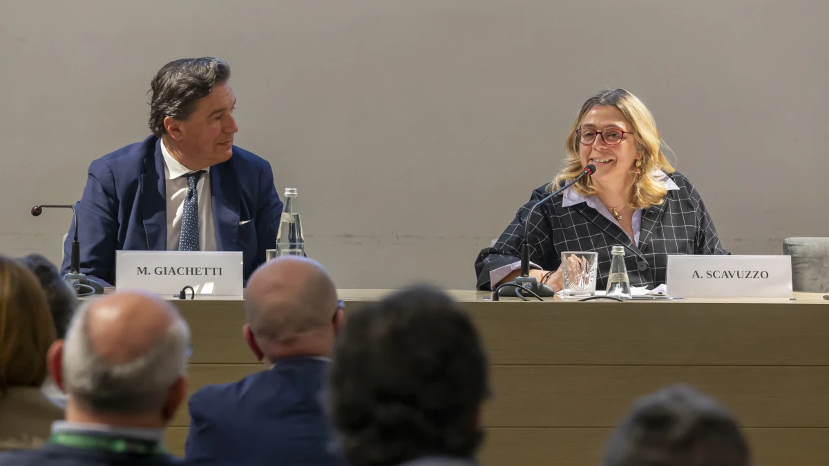 Anna Scavuzzo al tavolo dei relatori accanto al presidente della Fondazione Policlinico Marco Giachetti in occasione del convegno “Milano, fine dei giochi?” organizzato da Tempi e Ccl alla Veneranda Biblioteca Ambrosiana, 17 aprile 2026 (foto Marco De Ponti / Tempi)