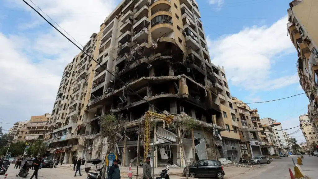Edificio colpito dall'esercito israeliano a Beirut, Libano, 20 aprile 2026 (Foto Ansa)