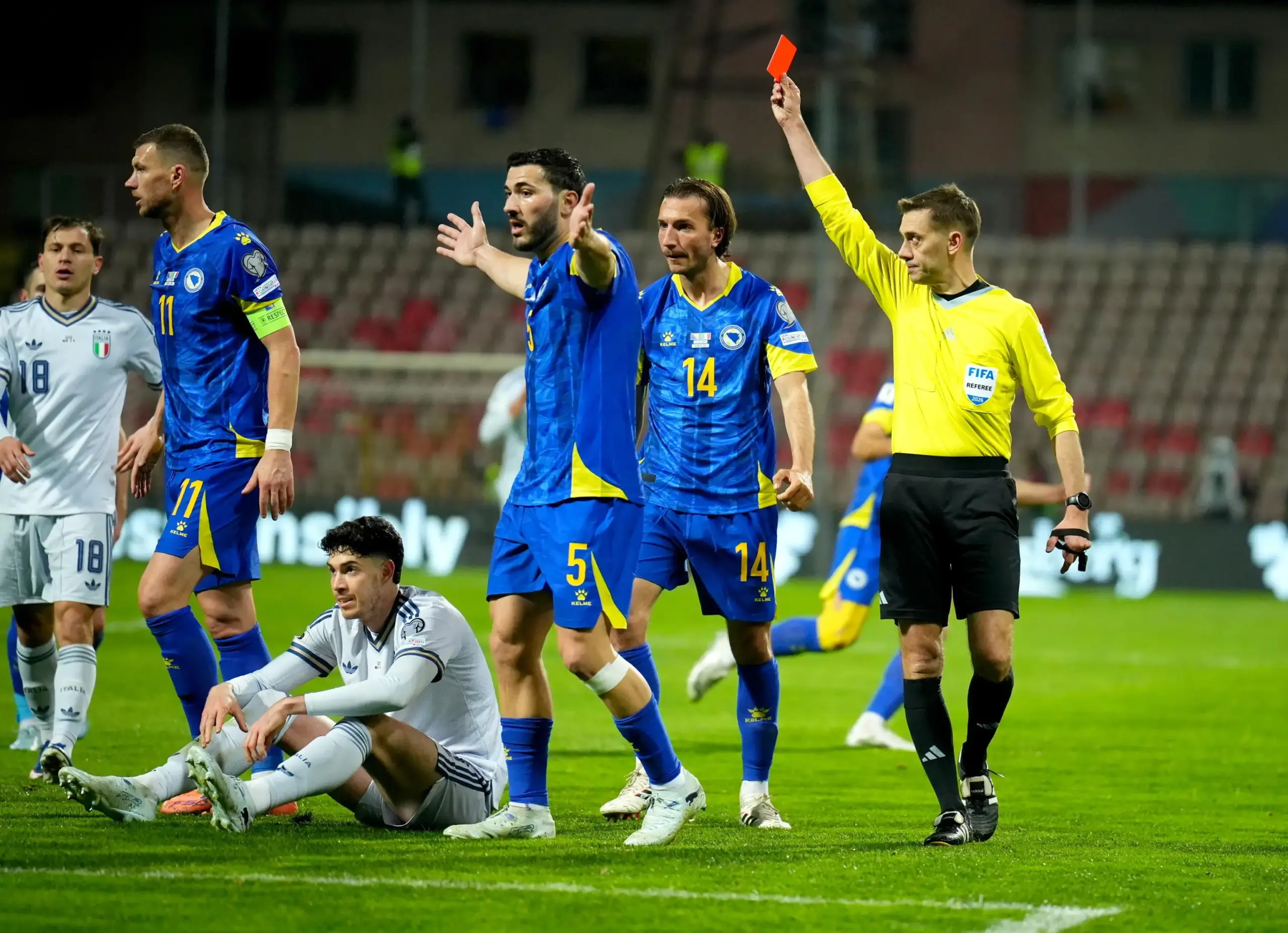 Alessandro Bastoni, a terra, viene espulso per fallo da ultimo uomo durante Bosnia-Italia