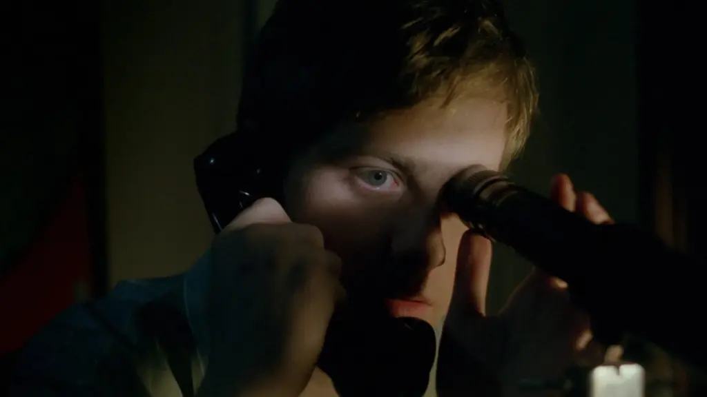 Tomek mentre spia Magda in “Breve film sull’amore” di Krzysztof Kieślowski